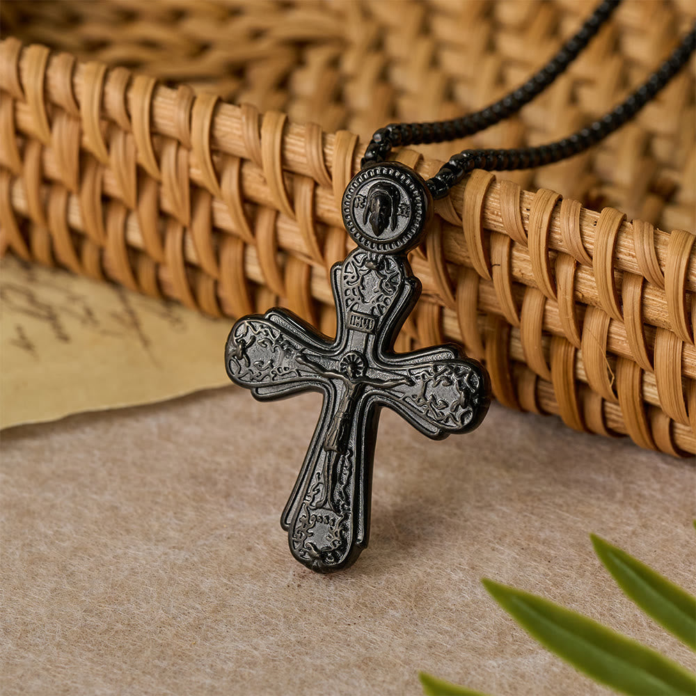 Collar con Dije Crucifijo Ortodoxo: Emblema de Redención y Devoción Sagrada