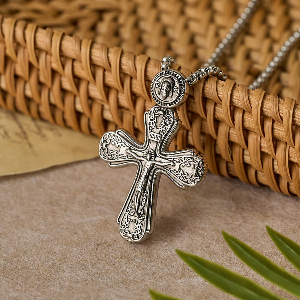 Collar con Dije Crucifijo Ortodoxo: Emblema de Redención y Devoción Sagrada
