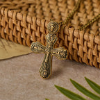 Collar con Dije Crucifijo Ortodoxo: Emblema de Redención y Devoción Sagrada