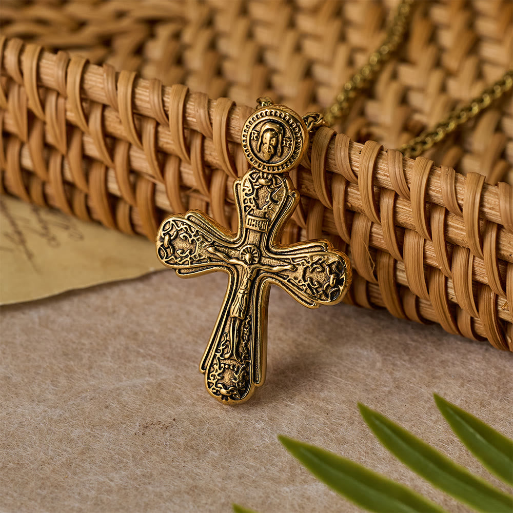 Collar con Dije Crucifijo Ortodoxo: Emblema de Redención y Devoción Sagrada