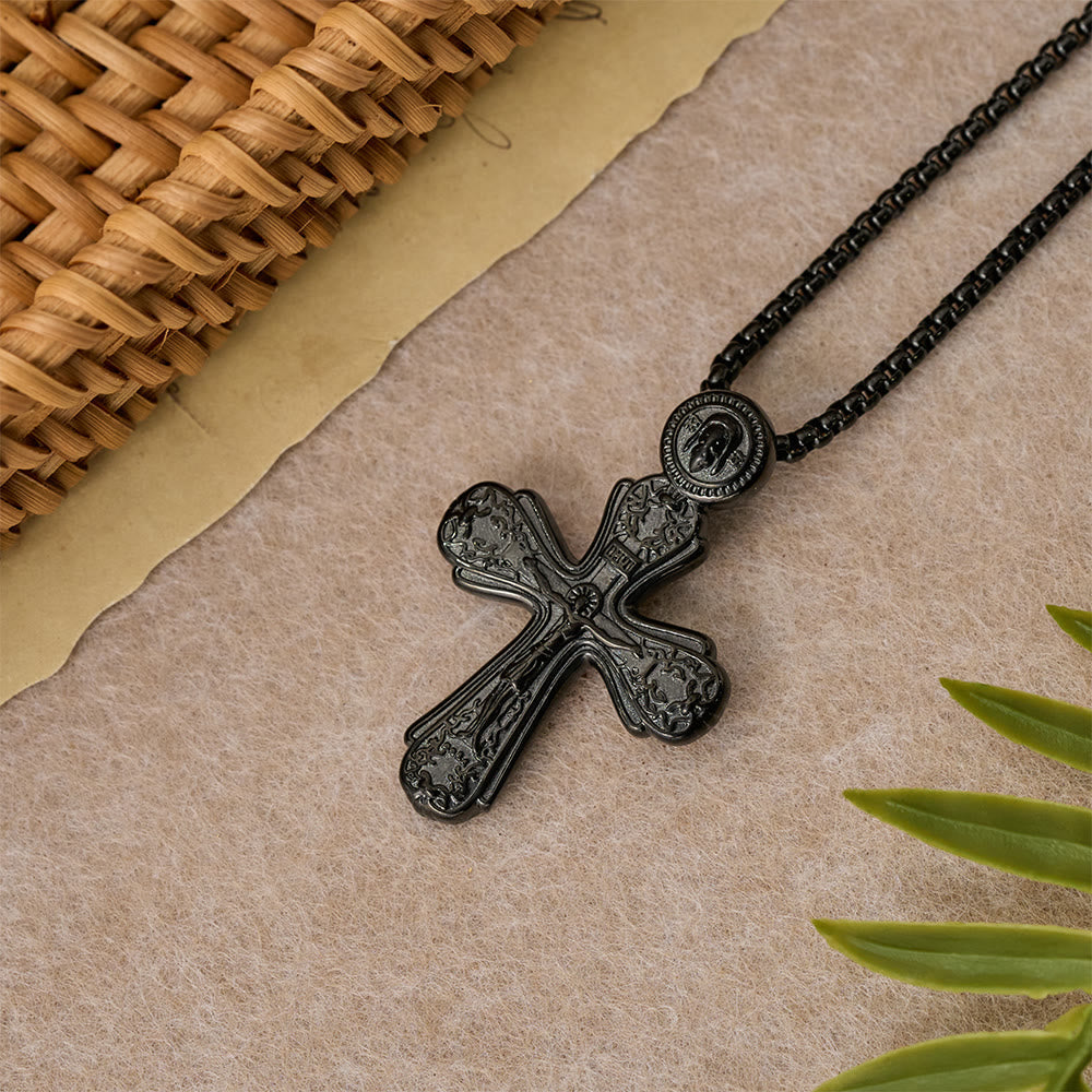 Collar con Dije Crucifijo Ortodoxo: Emblema de Redención y Devoción Sagrada