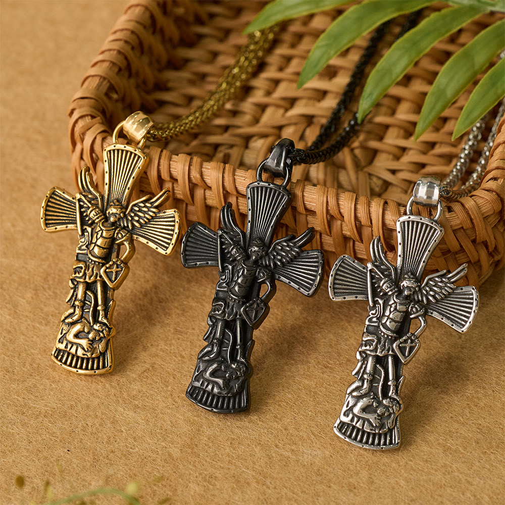 Dije de Cruz San Miguel Arcángel Venciendo a Satanás: Emblema de Protección Divina