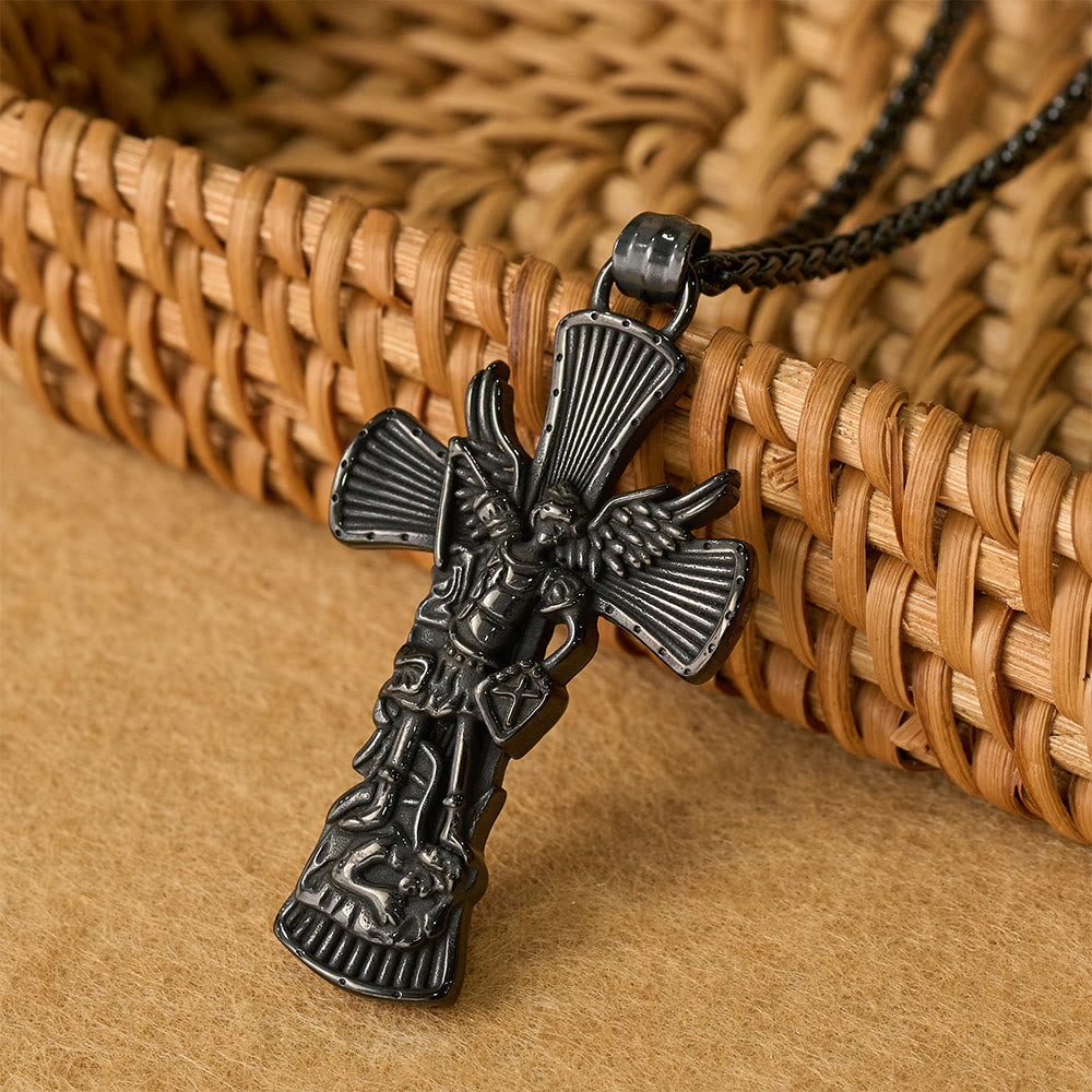 Dije de Cruz San Miguel Arcángel Venciendo a Satanás: Emblema de Protección Divina