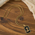 Collar con Dije Placa Militar Cruz Ancla con Greca Griega: Emblema de Fe y Esperanza Firme