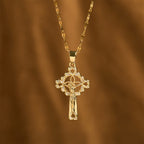 Collar con Dije de Llave Crucifijo con Circonitas: Emblema de Gracia Redentora y Fe