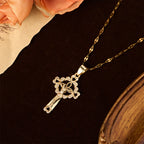 Collar con Dije de Llave Crucifijo con Circonitas: Emblema de Gracia Redentora y Fe