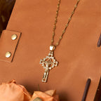 Collar con Dije de Llave Crucifijo con Circonitas: Emblema de Gracia Redentora y Fe