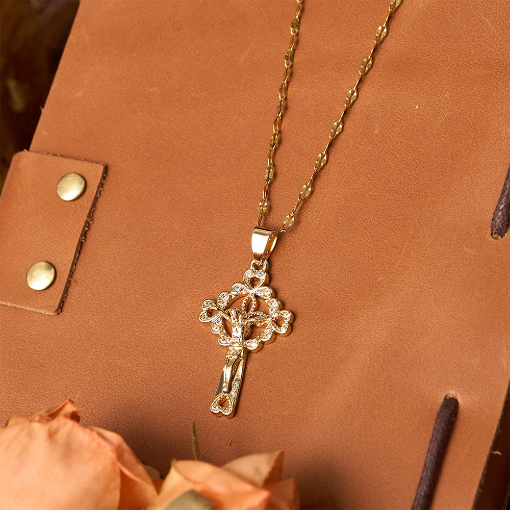 Collar con Dije de Llave Crucifijo con Circonitas: Emblema de Gracia Redentora y Fe