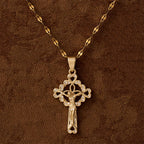 Collar con Dije de Llave Crucifijo con Circonitas: Emblema de Gracia Redentora y Fe