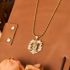 Set de Collares de Fe con la Virgen Ornamentada y Cruz Alada: Emblema de Protección Espiritual