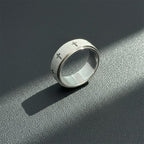 Anillo Giratorio Antiestrés de Cruz: Emblema de Fe Inquebrantable