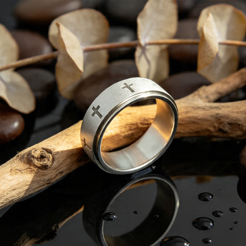 Anillo Giratorio Antiestrés de Cruz: Emblema de Fe Inquebrantable