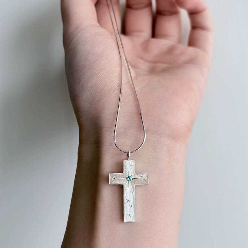 Collar con Dije de Cruz de Circonita con Estrellas Grabadas: Emblema de Luz Divina y Fe