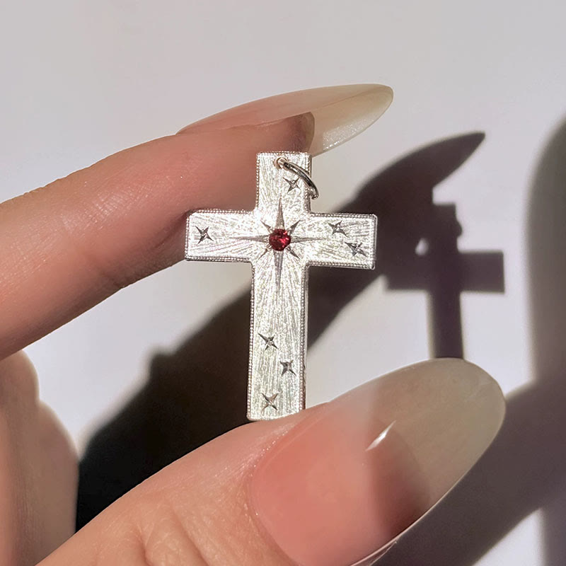 Collar con Dije de Cruz de Circonita con Estrellas Grabadas: Emblema de Luz Divina y Fe