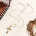 Collar de Fe con Cruz de Circonita Ornamentada: Símbolo del Amor Redentor de Cristo