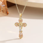 Collar de Fe con Cruz de Circonita Ornamentada: Símbolo del Amor Redentor de Cristo