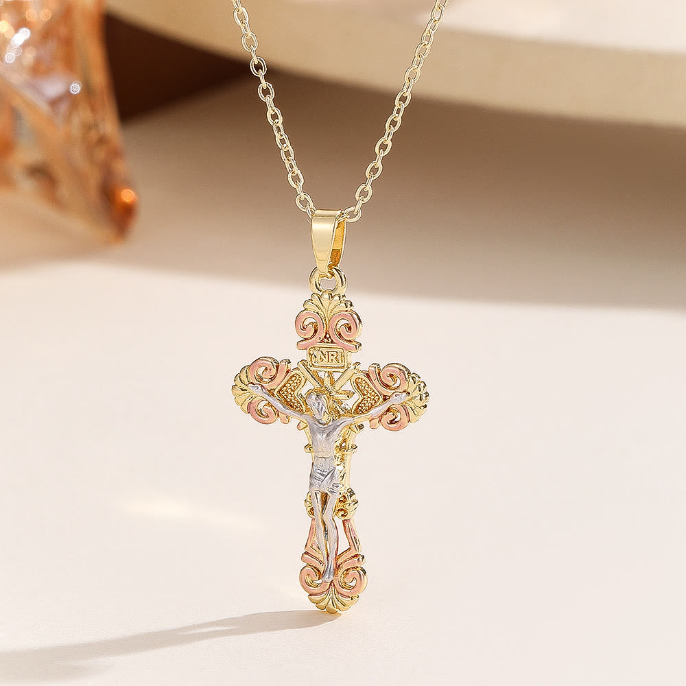 Collar de Fe con Cruz de Circonita Ornamentada: Símbolo del Amor Redentor de Cristo