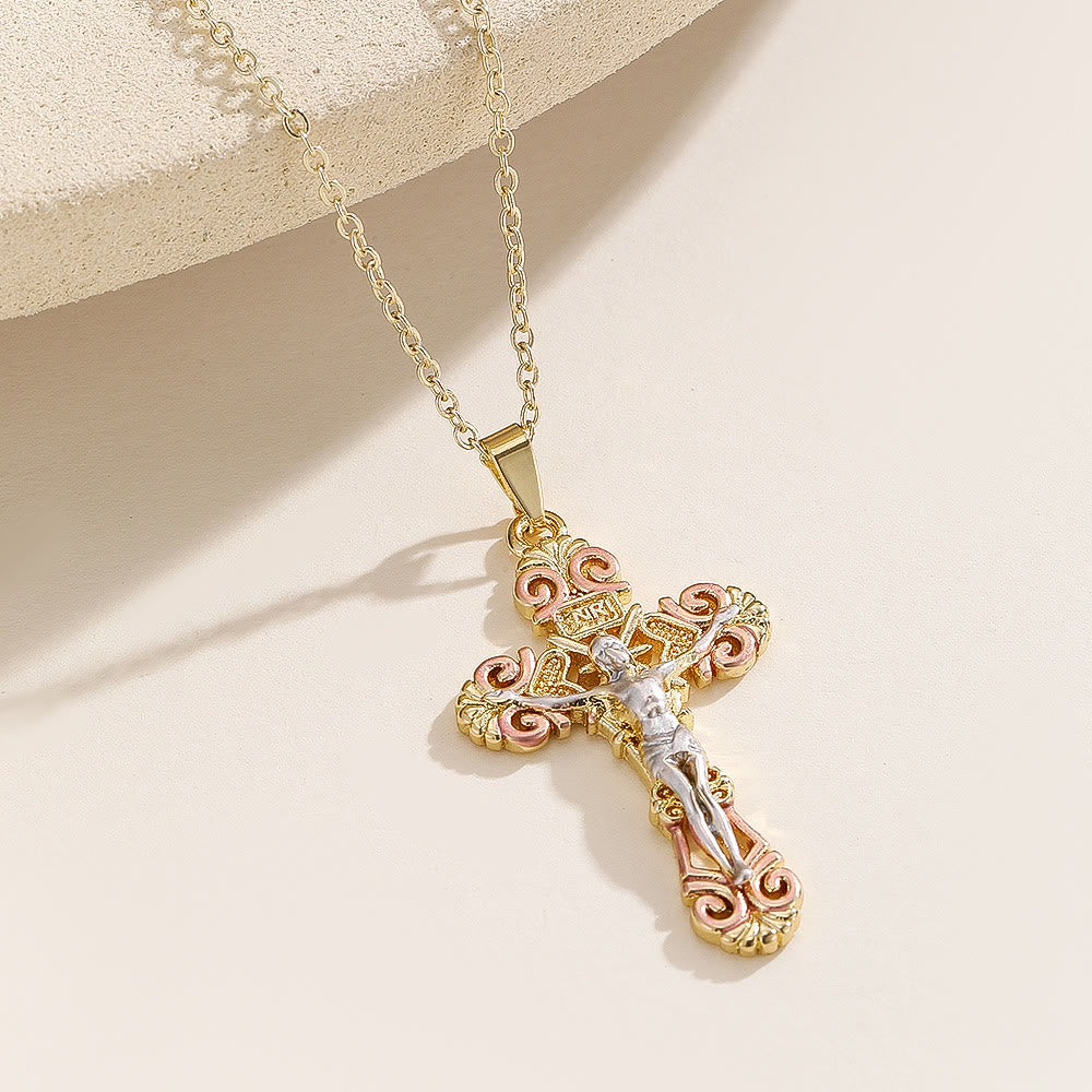 Collar de Fe con Cruz de Circonita Ornamentada: Símbolo del Amor Redentor de Cristo