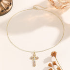 Collar de Fe con Cruz de Circonita Ornamentada: Símbolo del Amor Redentor de Cristo