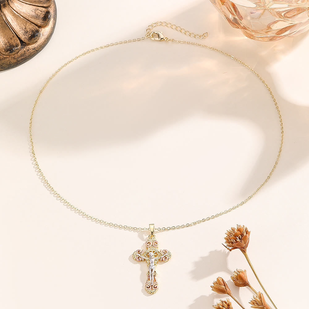 Collar de Fe con Cruz de Circonita Ornamentada: Símbolo del Amor Redentor de Cristo
