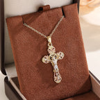 Collar de Fe con Cruz de Circonita Ornamentada: Símbolo del Amor Redentor de Cristo