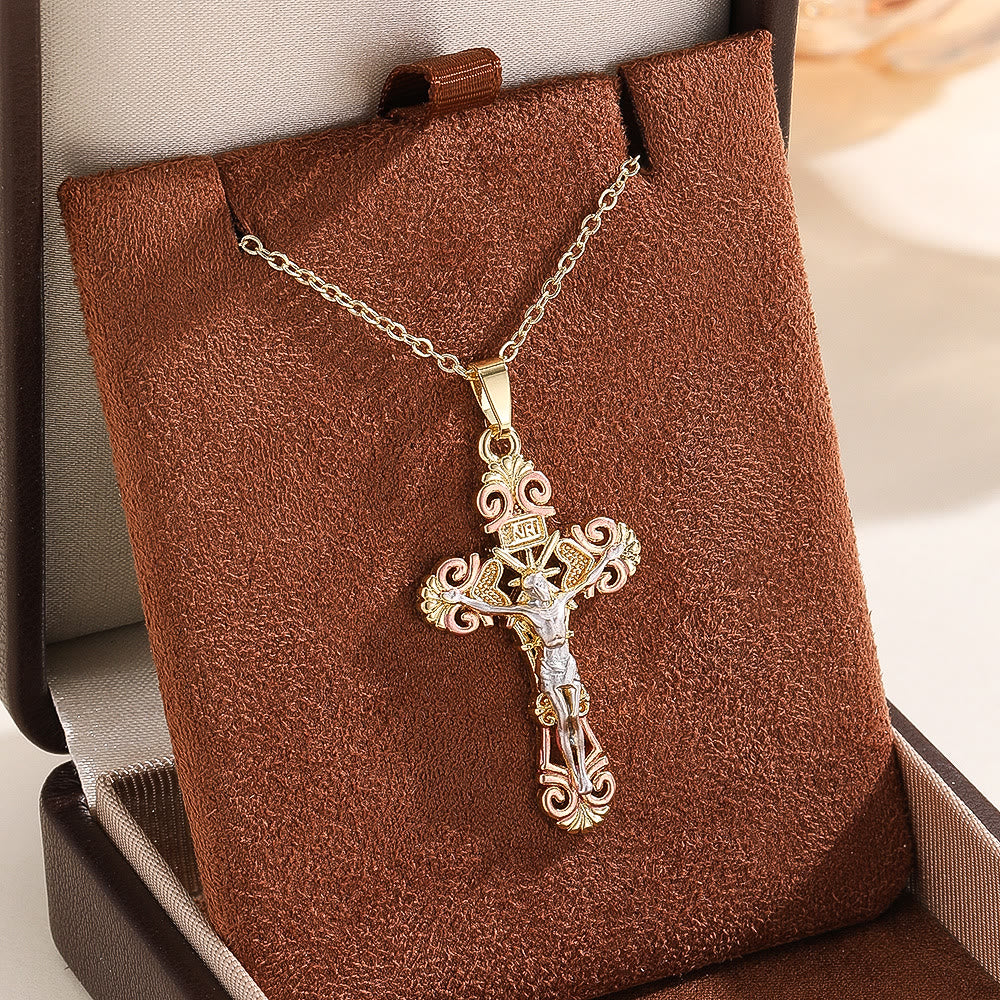 Collar de Fe con Cruz de Circonita Ornamentada: Símbolo del Amor Redentor de Cristo