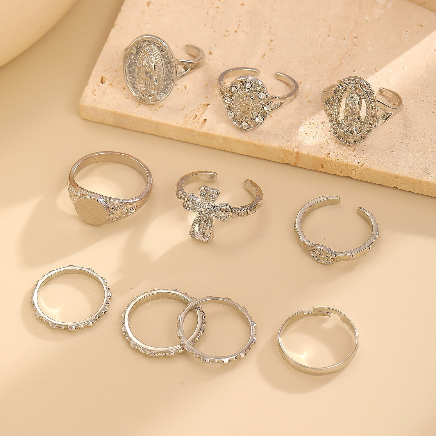 Set de Anillos de Cruz Mariana en Oro y Plata: Señal de Devoción Celestial