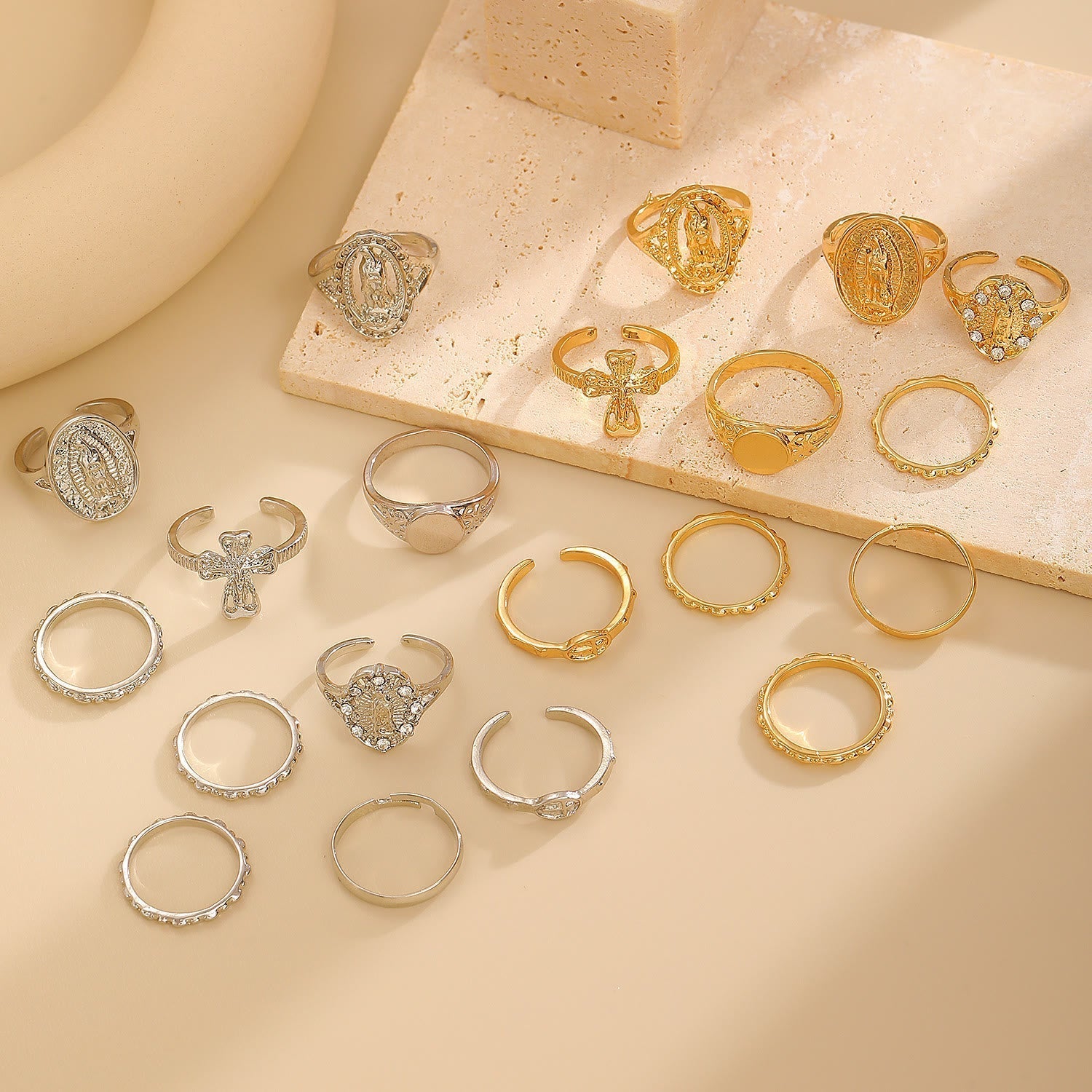 Set de Anillos de Cruz Mariana en Oro y Plata: Señal de Devoción Celestial