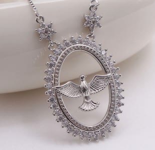 Collar con Dije Ovalado de Paloma con Circonita: Emblema de Paz Divina y Espíritu Santo