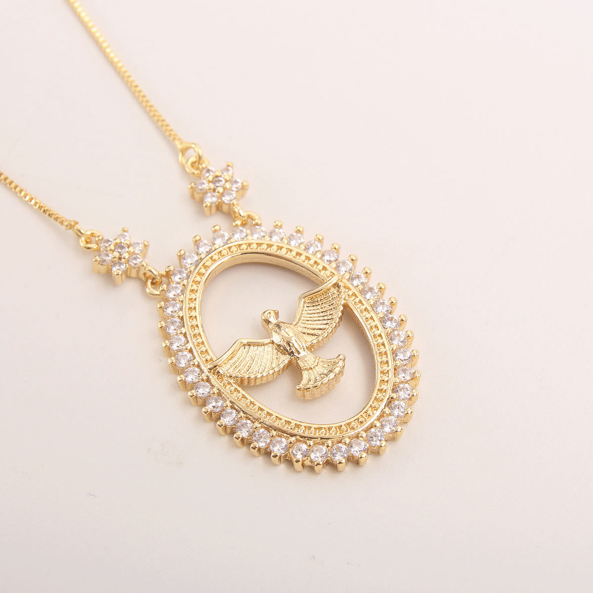 Collar con Dije Ovalado de Paloma con Circonita: Emblema de Paz Divina y Espíritu Santo