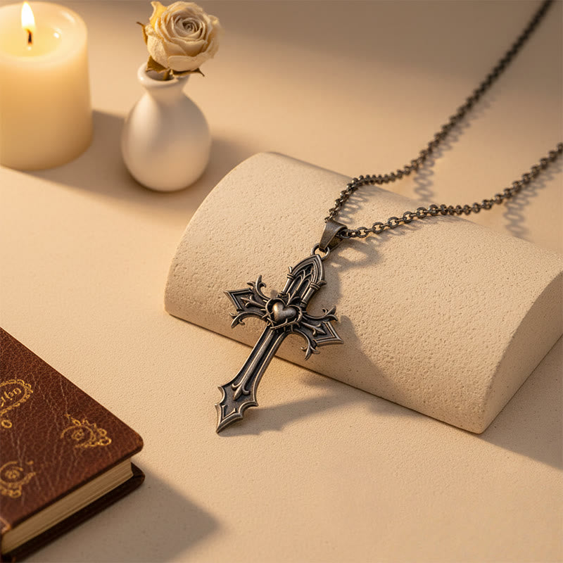 Collar con Dije de Cruz Gótica Corona de Espinas: Emblema del Sacrificio y Redención de Cristo