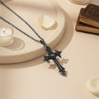 Collar con Dije de Cruz Gótica Corona de Espinas: Emblema del Sacrificio y Redención de Cristo