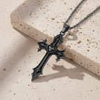Collar con Dije de Cruz Gótica Corona de Espinas: Emblema del Sacrificio y Redención de Cristo