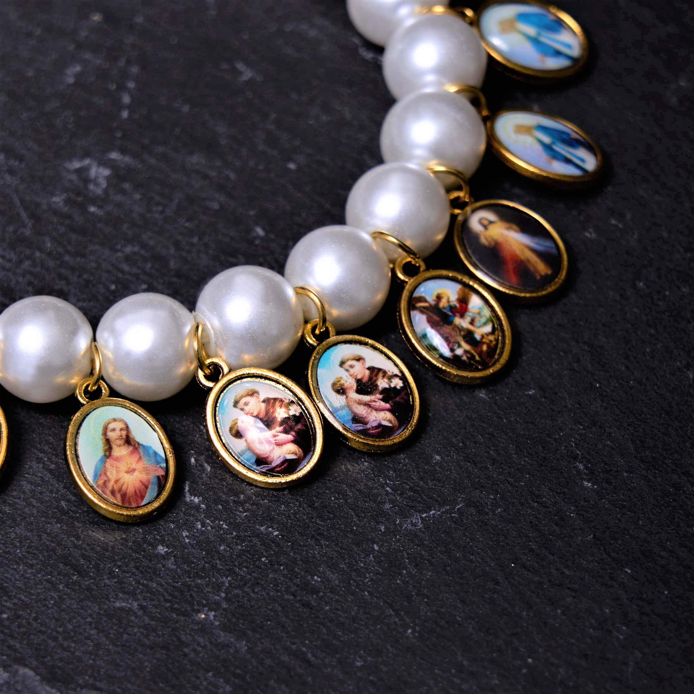 Pulsera de Perlas con Medallas de Jesús y María y Cruz Estilo Retro