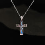 Collar de Cruz de Esmalte con Árbol junto al Arroyo Estilo Fresco