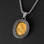 Collar de Titanio con Dije de Medalla Dorada de Cristo
