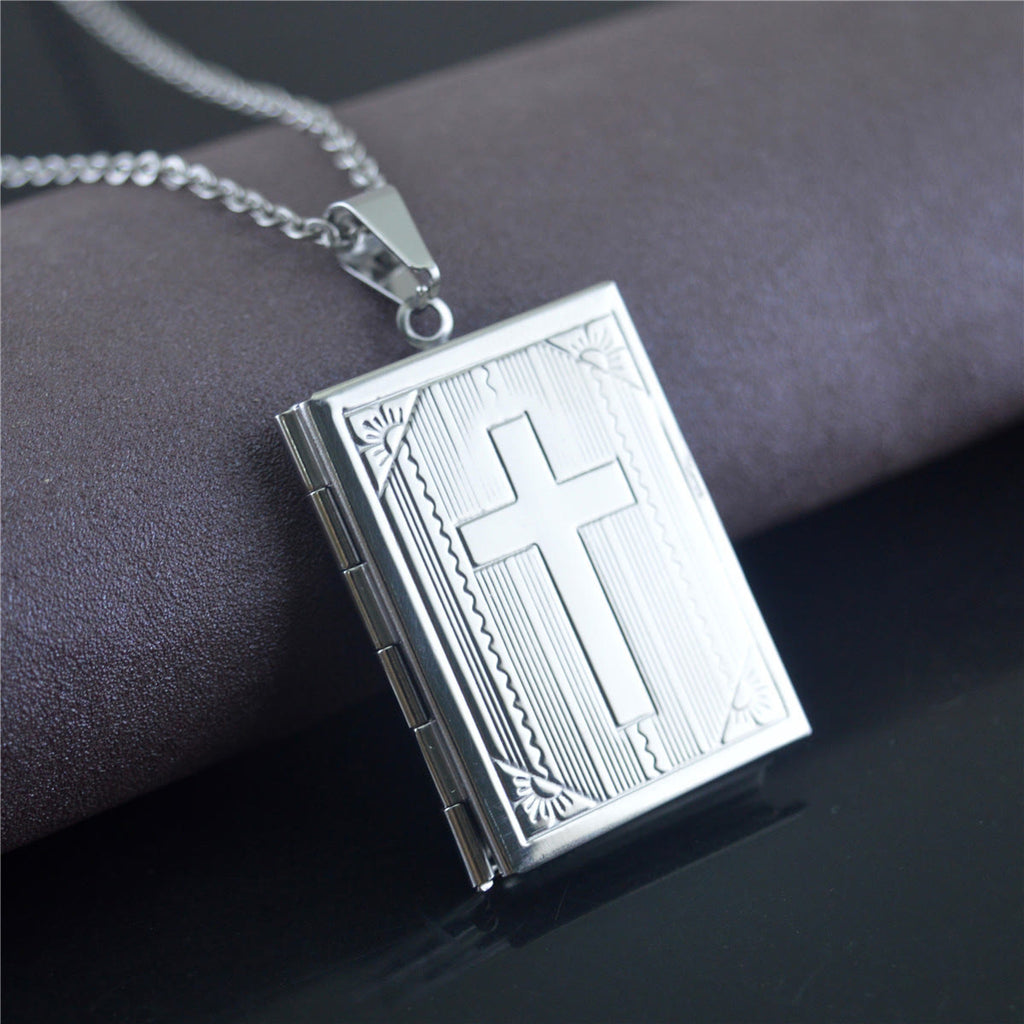 Collar con Dije en Forma de Biblia que se Abre Estilo Práctico