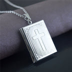 Collar con Dije en Forma de Biblia que se Abre Estilo Práctico