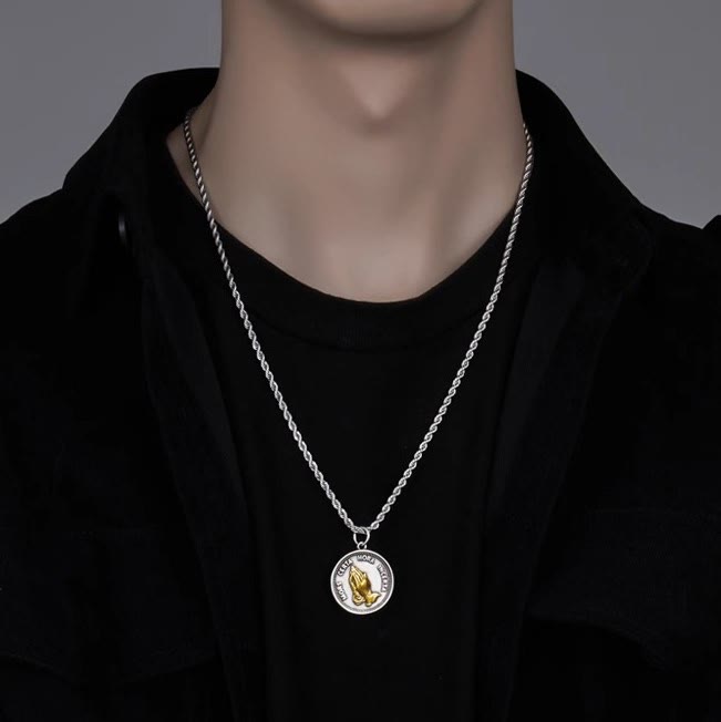 Collar con Dije Cúbico de Manos Orando