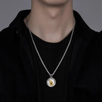 Collar con Dije Cúbico de Manos Orando