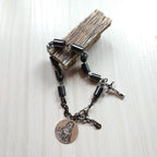 Pulsera Sencilla de Hematita con Sagrado Corazón de Jesús y Crucifijo