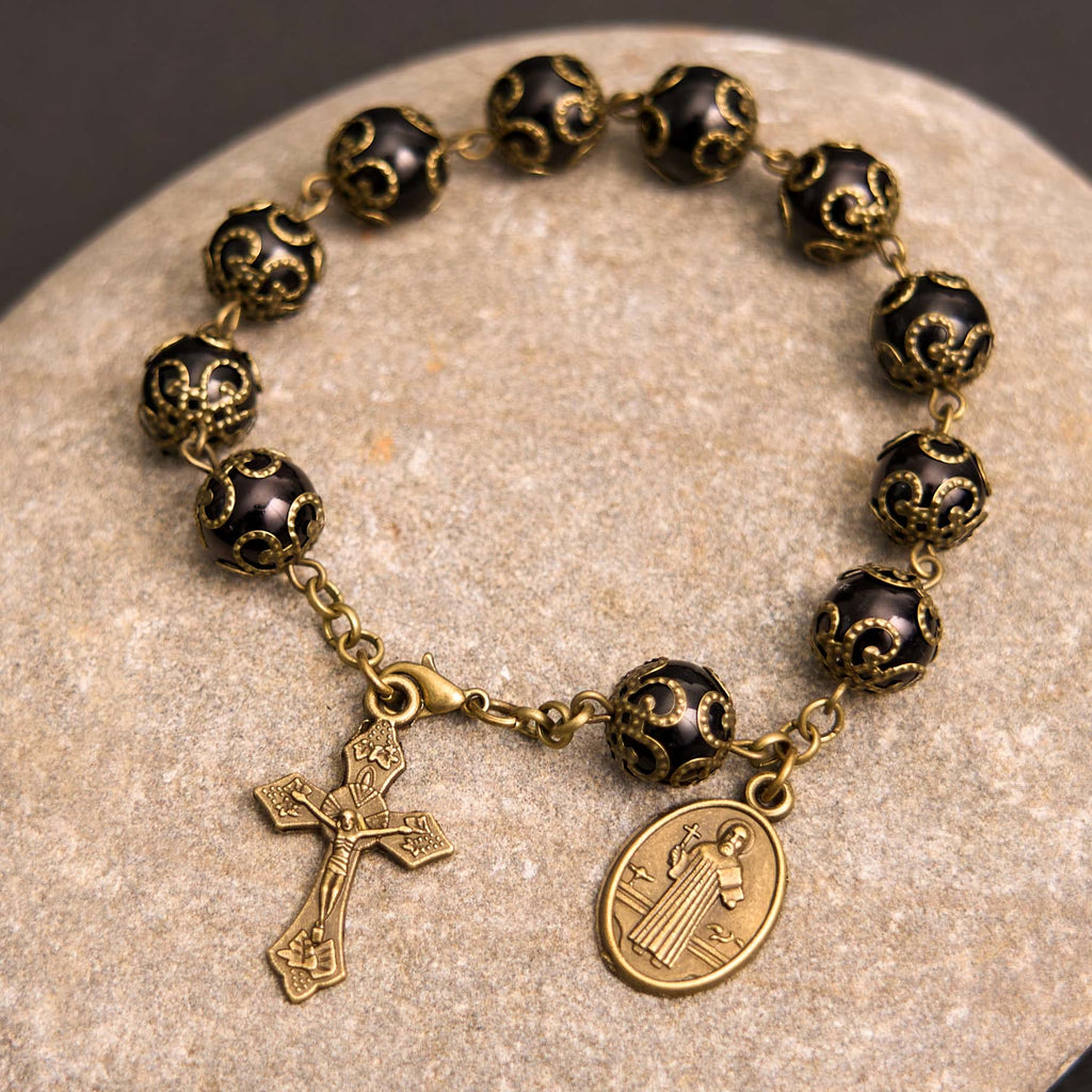 Pulsera Rosario Retro Negra con Medalla de San Benito y Crucifijo