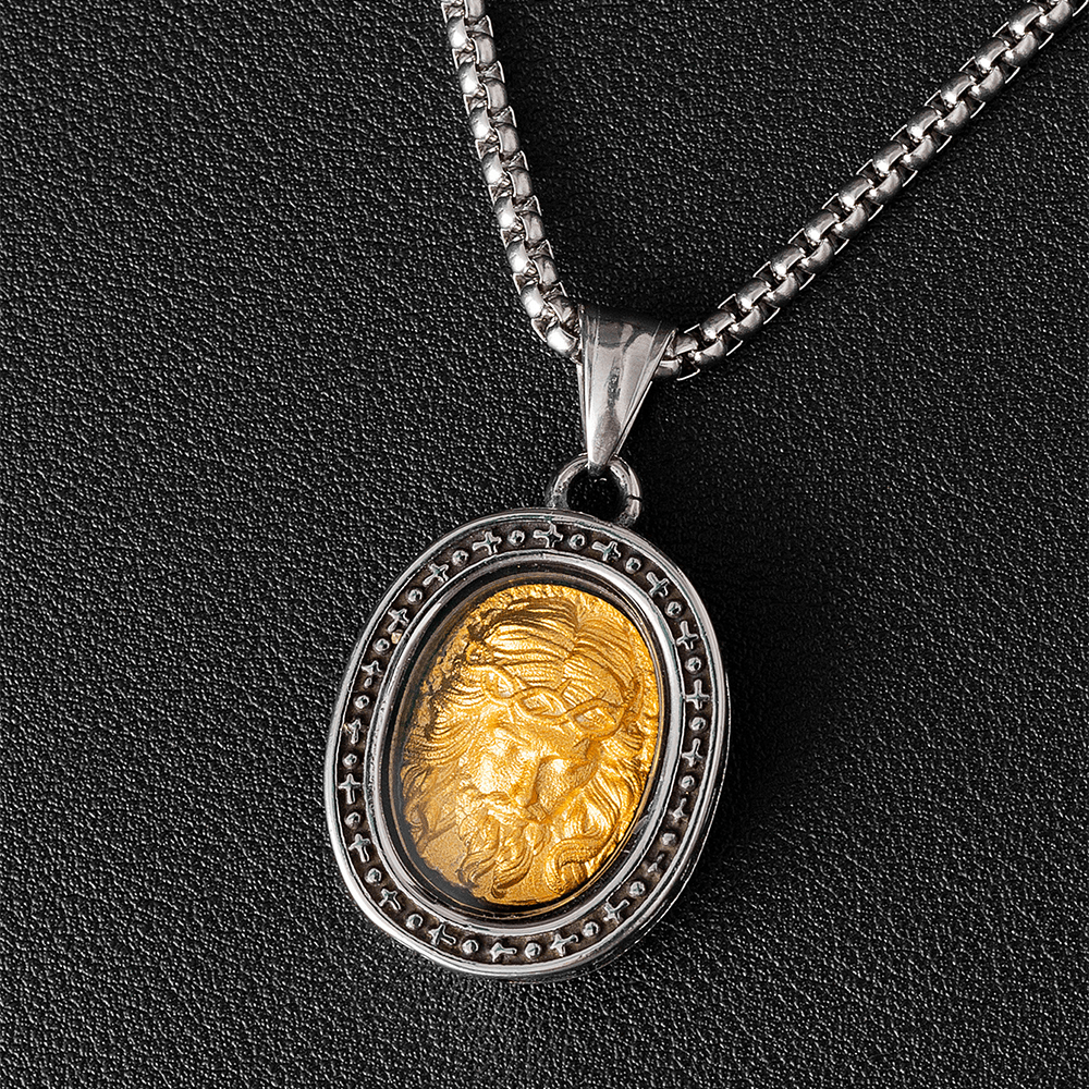 Collar de Titanio con Dije de Medalla Dorada de Cristo