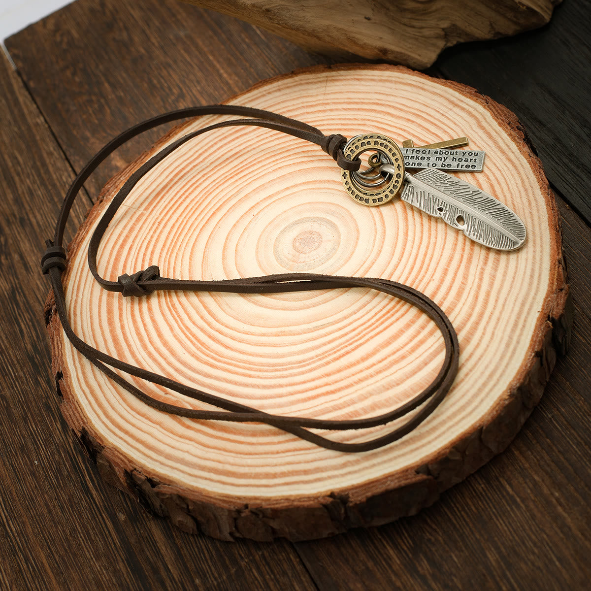 Collar de Cuero con Dije de Cruz de Pluma