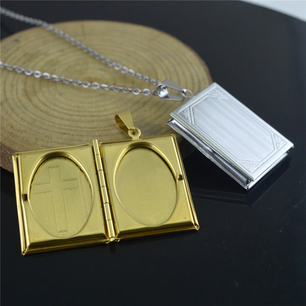 Collar con Dije en Forma de Biblia que se Abre Estilo Práctico