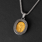 Collar de Titanio con Dije de Medalla Dorada de Cristo