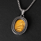 Collar de Titanio con Dije de Medalla Dorada de Cristo