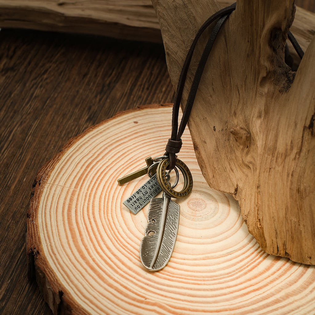 Collar de Cuero con Dije de Cruz de Pluma