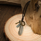 Collar de Cuero con Dije de Cruz de Pluma