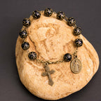 Pulsera Rosario Retro Negra con Medalla de San Benito y Crucifijo